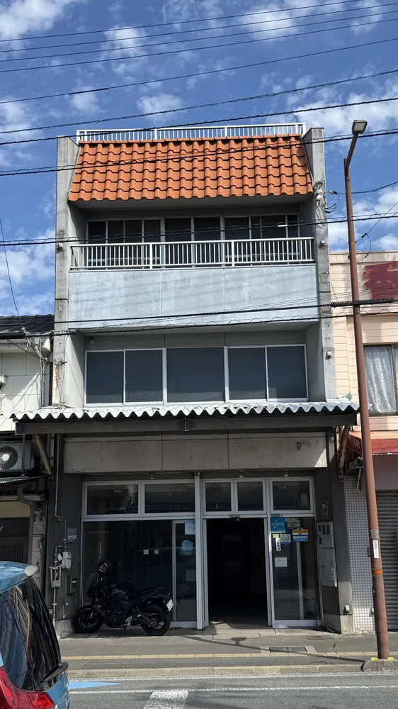今治で買った4階建ての物件の外観。1階が元店舗、上にバルコニー