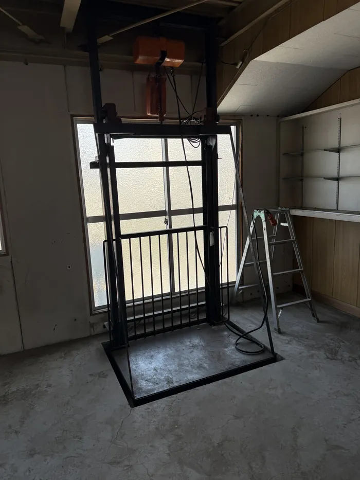2階の倉庫にある荷物用リフト