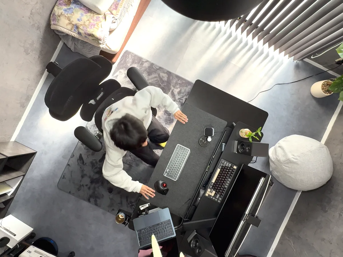 真上から見下ろした仕事部屋。デスクで作業する瀬口仁太（じんた）